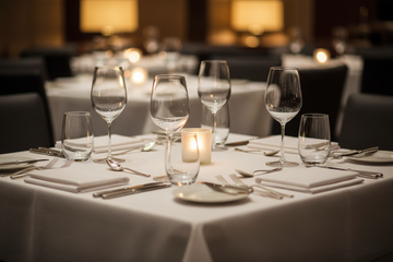 Față de masă elegantă pentru restaurantul hotelului sau sala de banchete